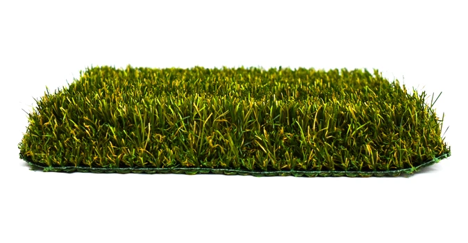 Muestra de césped artificial verde sobre fondo blanco