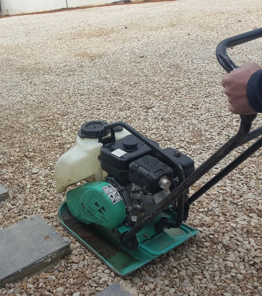 Compactadora sobre una base de grava durante la preparación del terreno
