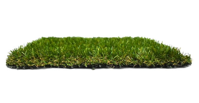 Muestra de césped artificial verde sobre fondo blanco