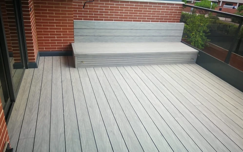Pavimento de composite gris en una terraza con escalones