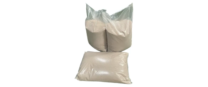 Sacos de arena de sílice sobre fondo blanco