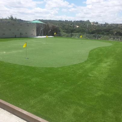 Putting green de césped artificial con banderines de golf al aire libre