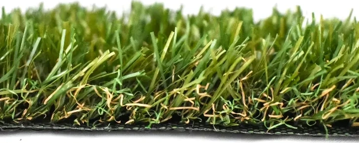 Detalle de las fibras y la base de una muestra de césped artificial
