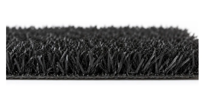 Detalle lateral de una muestra de césped artificial negro