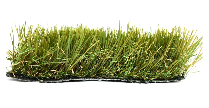 Muestra de césped artificial verde sobre fondo blanco