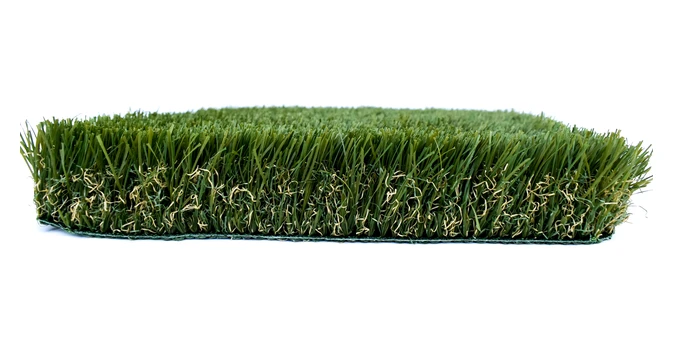 Muestra de césped artificial verde sobre fondo blanco