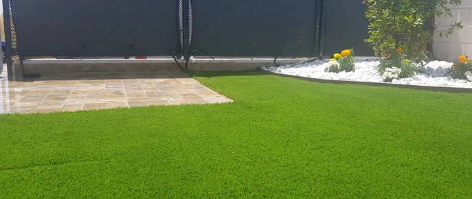 Jardín con césped y pavimento exterior