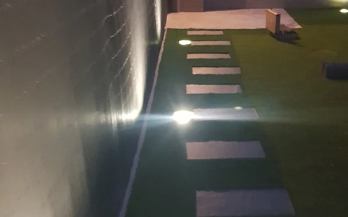 Iluminación de un camino de losetas sobre césped