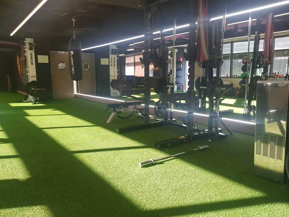 Instalación césped artificial en gimnasio