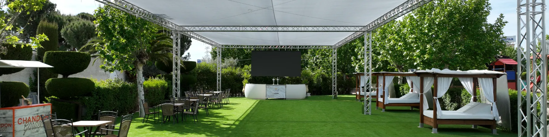 Zona exterior de eventos con césped artificial