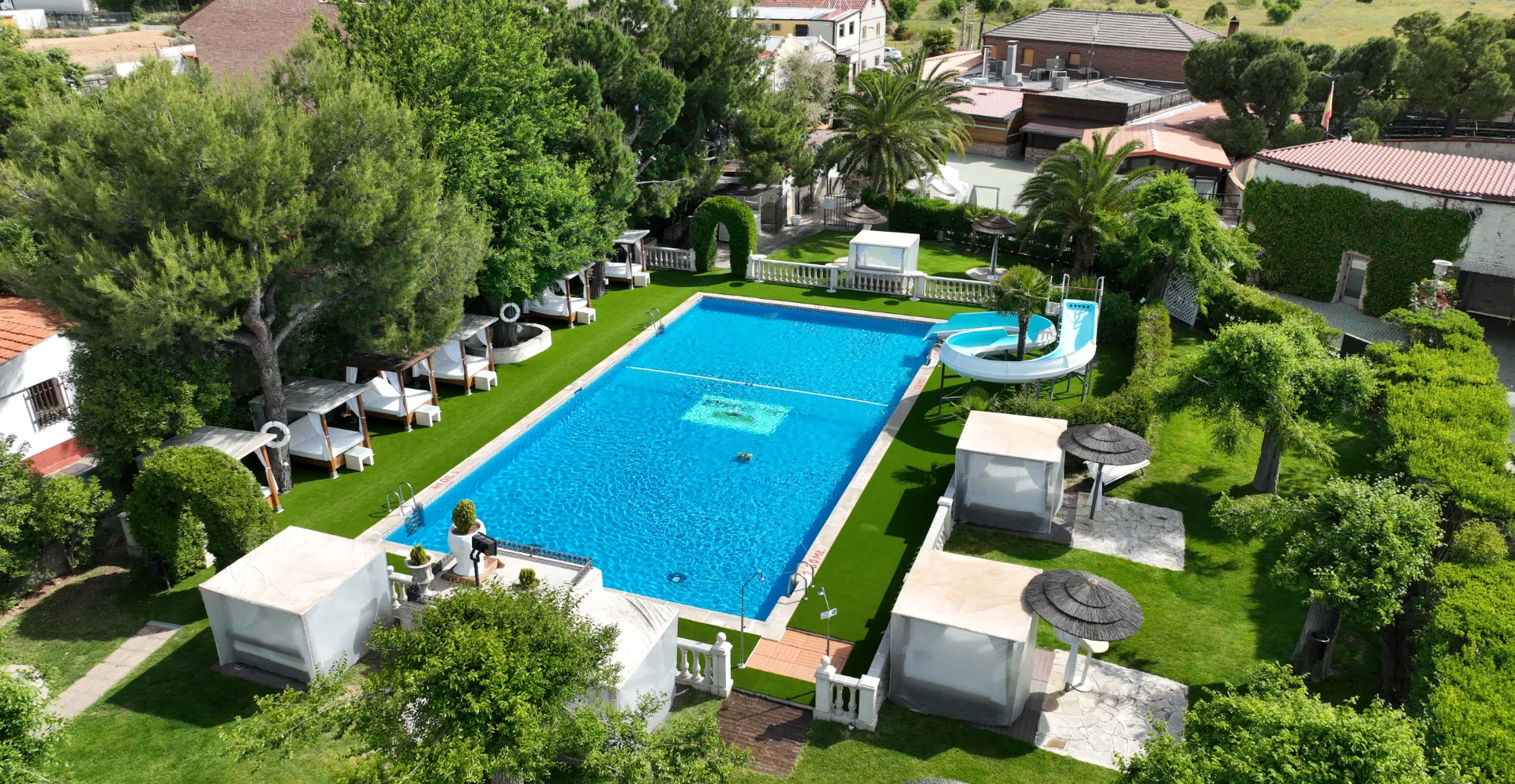 Zona de piscina y jardines con césped artificial